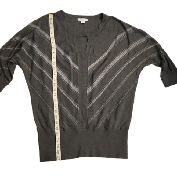 WOMENS New York & Co gray with silver cut out quarter sleeve top size Medium. - Picture 12 of 15